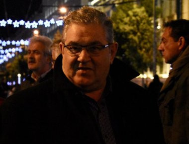 Διαξιφισμοί Δ. Κουτσούμπα με τον επικεφαλής των ΜΑΤ έξω από την Βουλή (βίντεο)